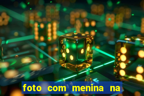 foto com menina na cama fake